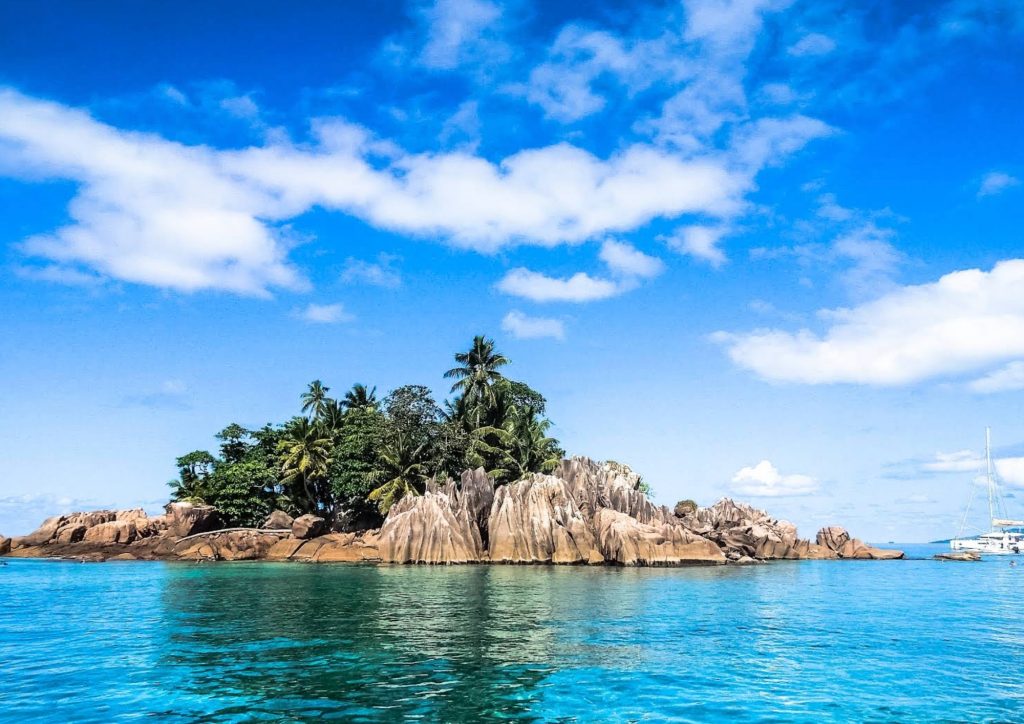 seychelles in catamarano